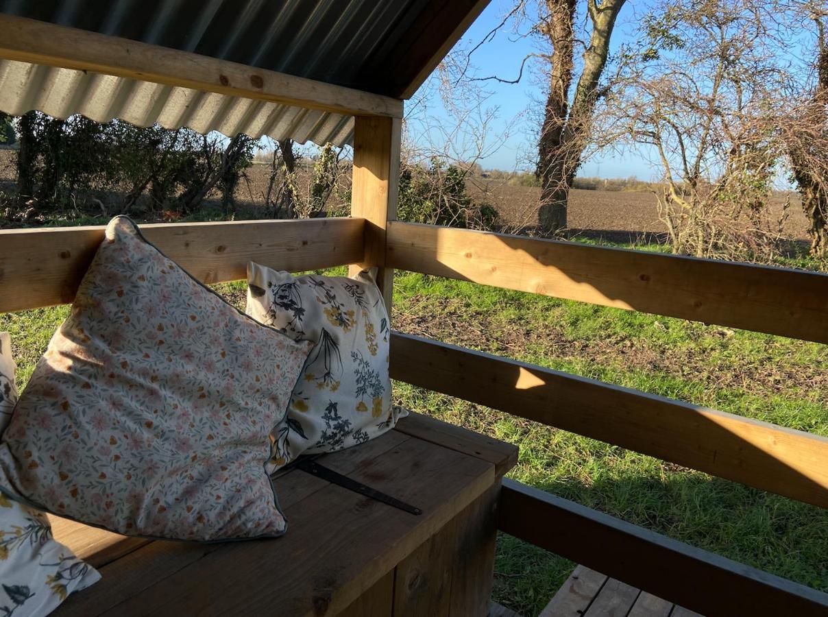 Fen Meadows Glamping - Luxury Cabins And Bell Tents Cambridge  Exteriör bild