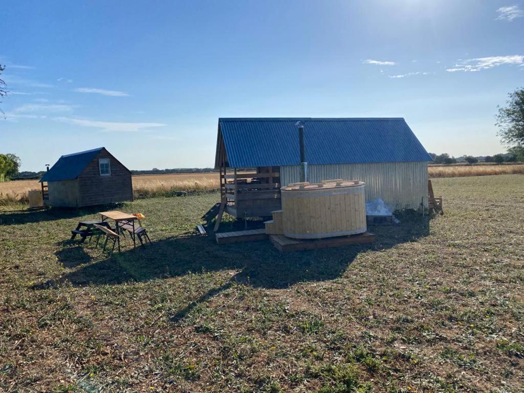 Fen Meadows Glamping - Luxury Cabins And Bell Tents Cambridge  Exteriör bild