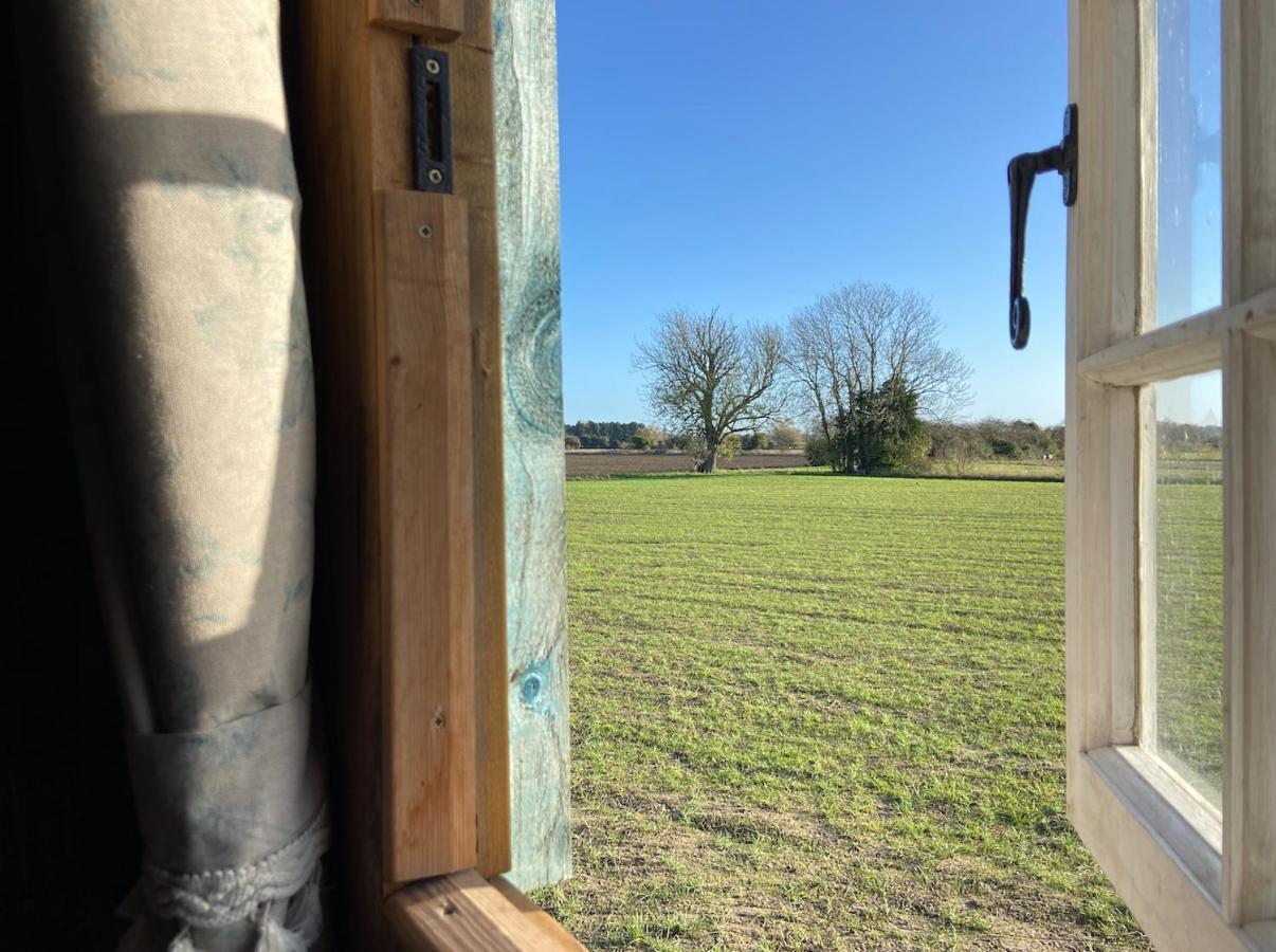 Fen Meadows Glamping - Luxury Cabins And Bell Tents Cambridge  Exteriör bild