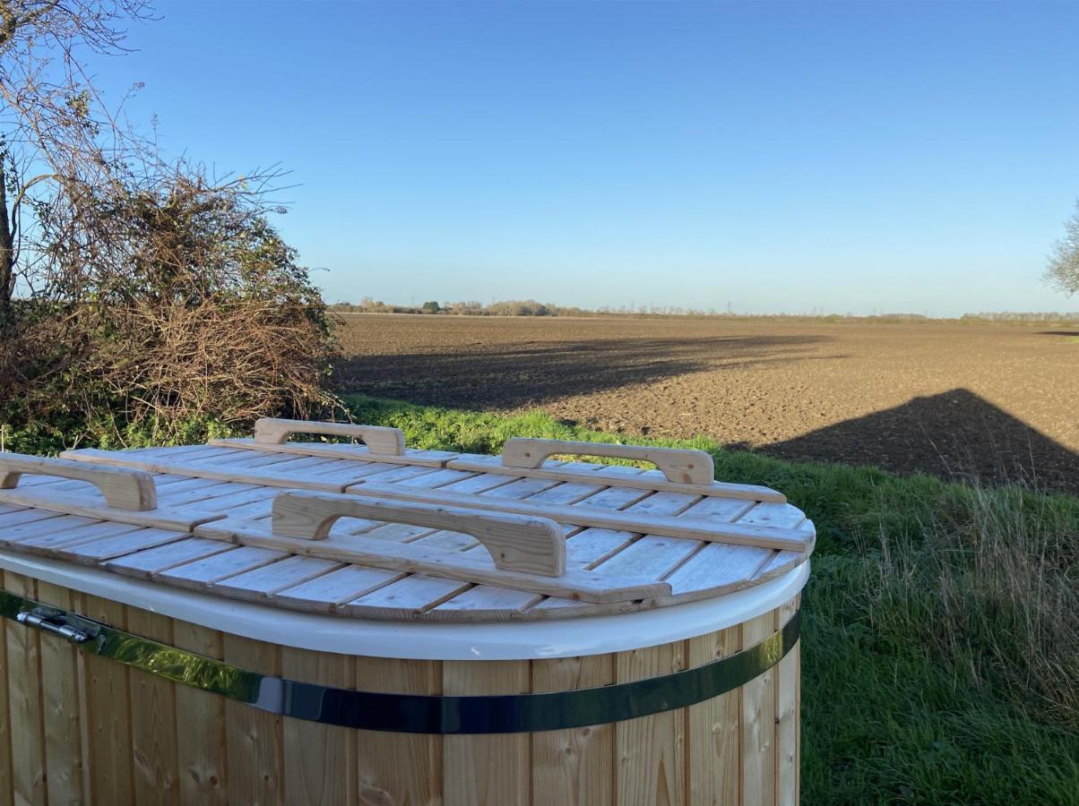 Fen Meadows Glamping - Luxury Cabins And Bell Tents Cambridge  Exteriör bild