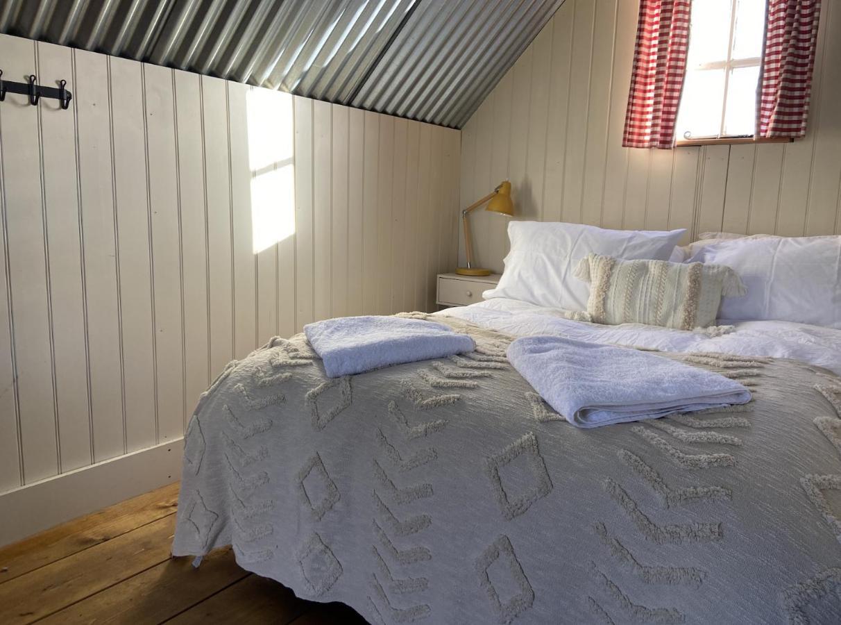 Fen Meadows Glamping - Luxury Cabins And Bell Tents Cambridge  Exteriör bild