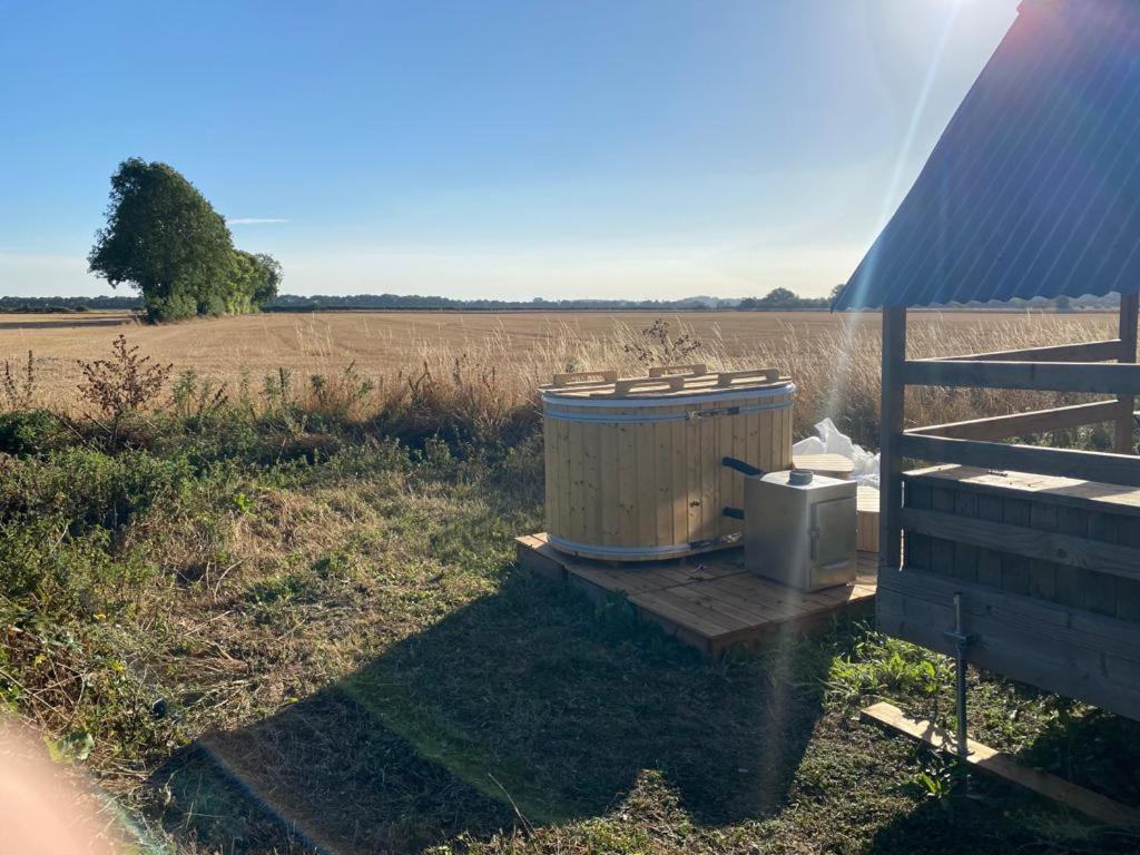 Fen Meadows Glamping - Luxury Cabins And Bell Tents Cambridge  Exteriör bild