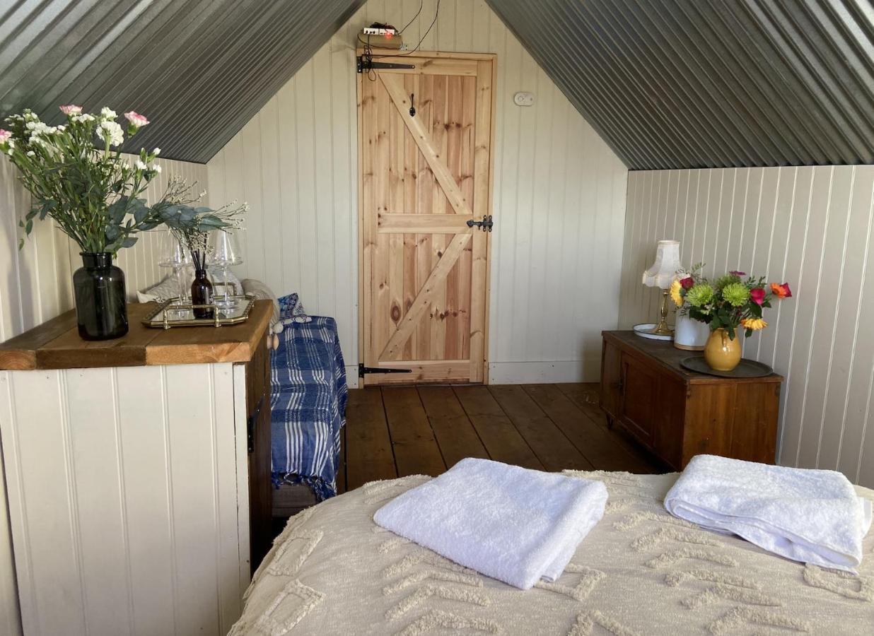Fen Meadows Glamping - Luxury Cabins And Bell Tents Cambridge  Exteriör bild