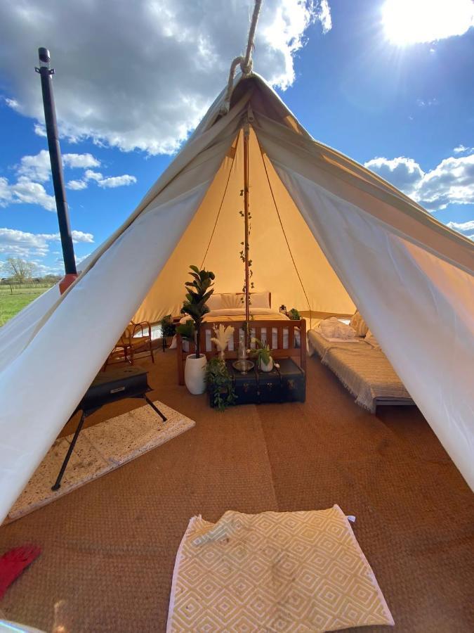 Fen Meadows Glamping - Luxury Cabins And Bell Tents Cambridge  Exteriör bild