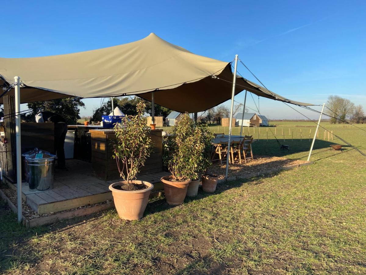 Fen Meadows Glamping - Luxury Cabins And Bell Tents Cambridge  Exteriör bild