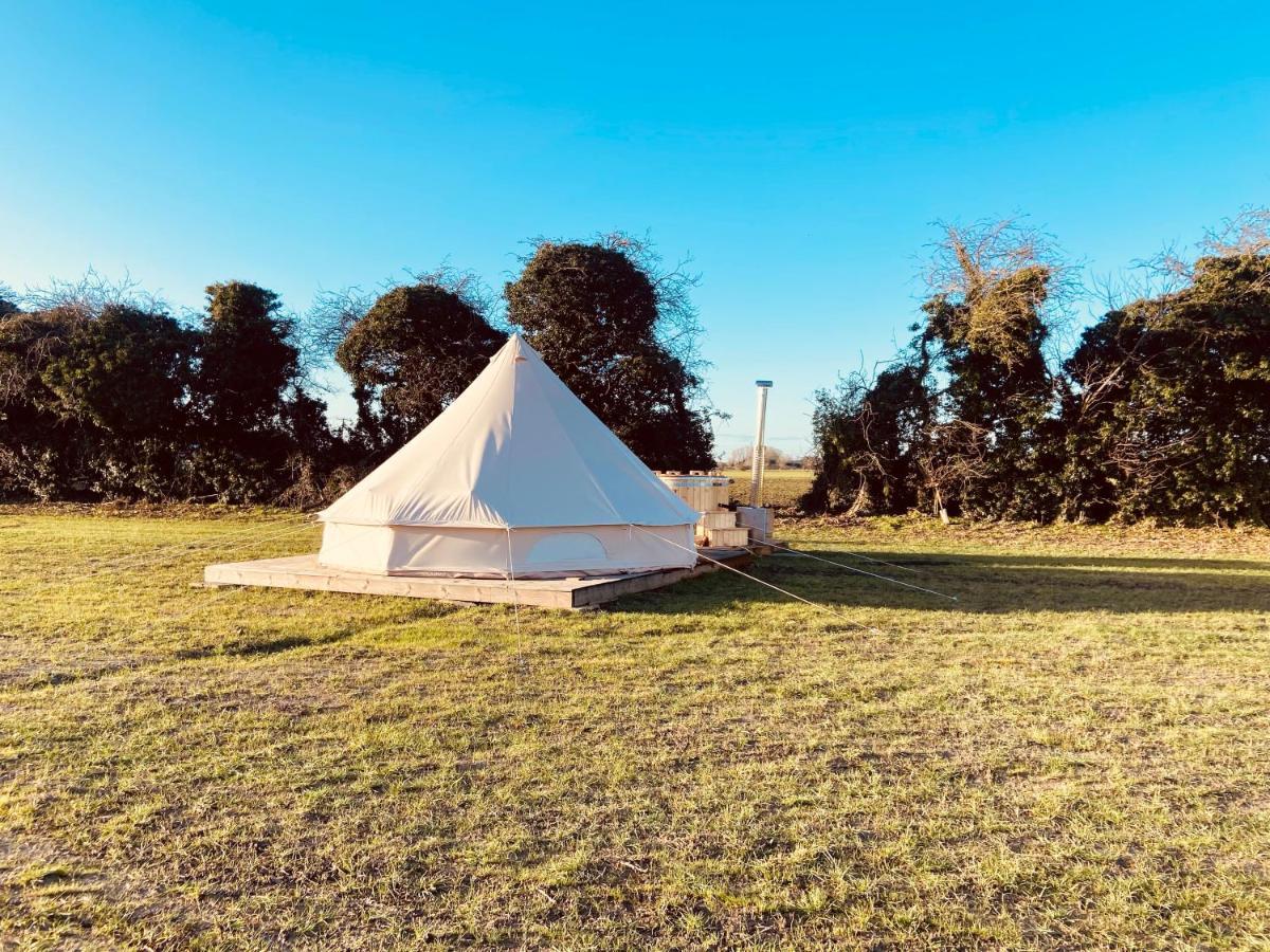 Fen Meadows Glamping - Luxury Cabins And Bell Tents Cambridge  Exteriör bild