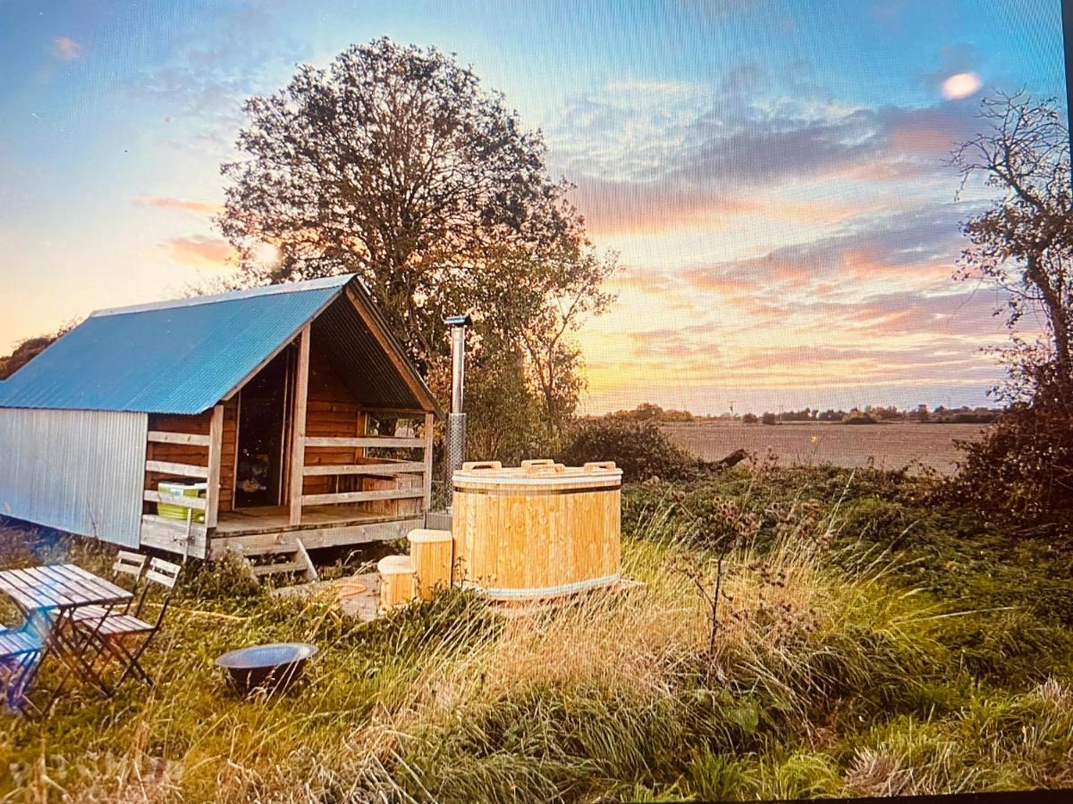 Fen Meadows Glamping - Luxury Cabins And Bell Tents Cambridge  Exteriör bild