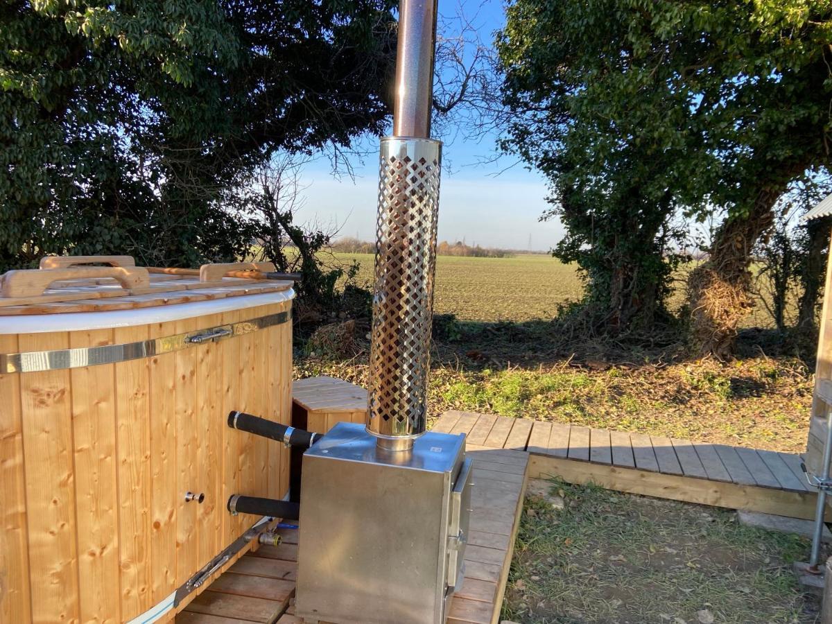 Fen Meadows Glamping - Luxury Cabins And Bell Tents Cambridge  Exteriör bild