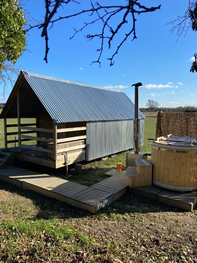 Fen Meadows Glamping - Luxury Cabins And Bell Tents Cambridge  Exteriör bild