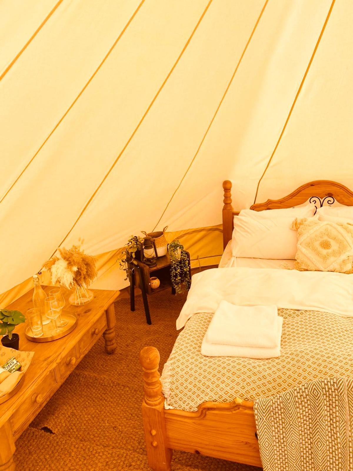 Fen Meadows Glamping - Luxury Cabins And Bell Tents Cambridge  Exteriör bild